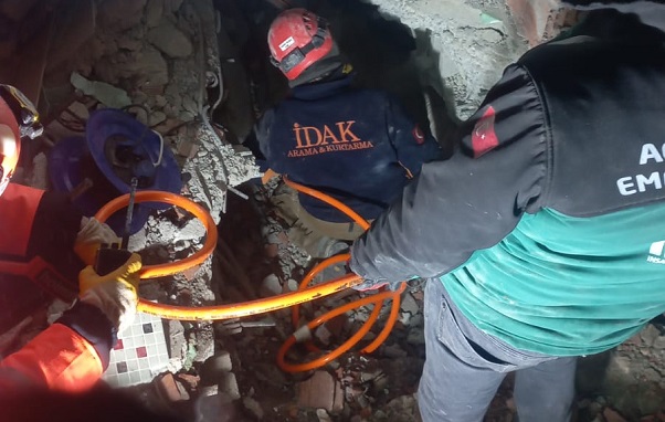 İdak Nurdağı’nda İlk Gün 5 Kişiyi Kurtardı