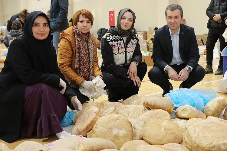 İzmir Bergama'da depremzedeler için ekmek pişiriyorlar
