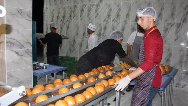 Rize'de liseliler depremzedeler için günlük 10 bin ekmek üretiyor