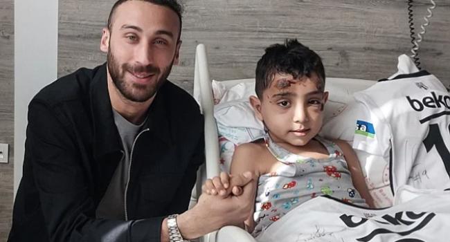 Cenk Tosun, depremzede Cavit ile Antalya'da buluştu