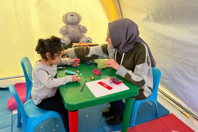 Depremi yaşayan çocuklar 'oyun'la hayata bağlanıyor