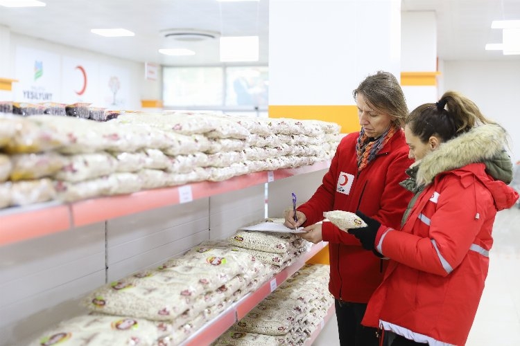 Kızılay'ın 12 sosyal marketi afetzedelerin hizmetinde