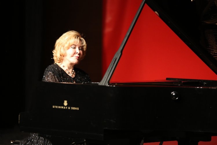 Piyanonun yıldızları Bursa'da depremzedeler için sahnede