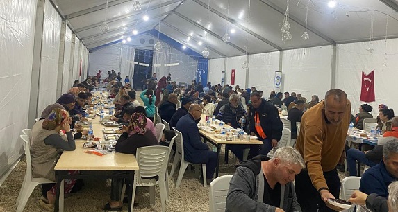Rizeli dernek ve vakıflardan Hatay’a Ramazan sofrası