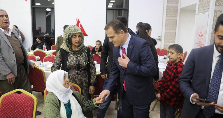 VALİ GAZİ VE ŞEHİT YAKINLARINI UNUTMADI