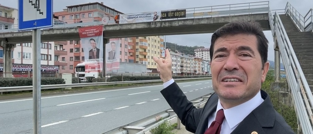 CHP’li Vekil “AKP Pankartı” Astı!