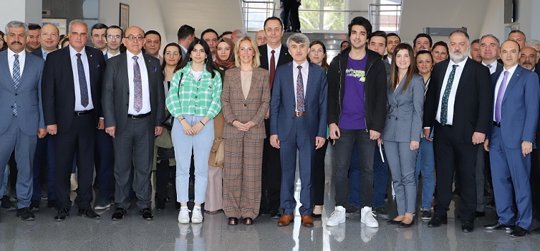 KÜTAHYA DUMLUPINAR ÜNİVERSİTESİ VE KUTSO İŞ BİRLİĞİNDE MENTEE-MENTORLUK PROJESİ TANITIM TOPLANTISI YAPILDI