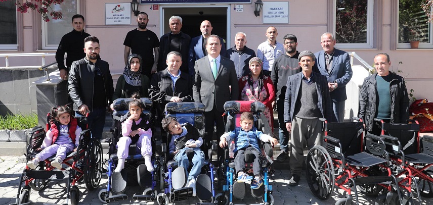 Validen Engelli Çocuklara Tekerlekli Sandalye