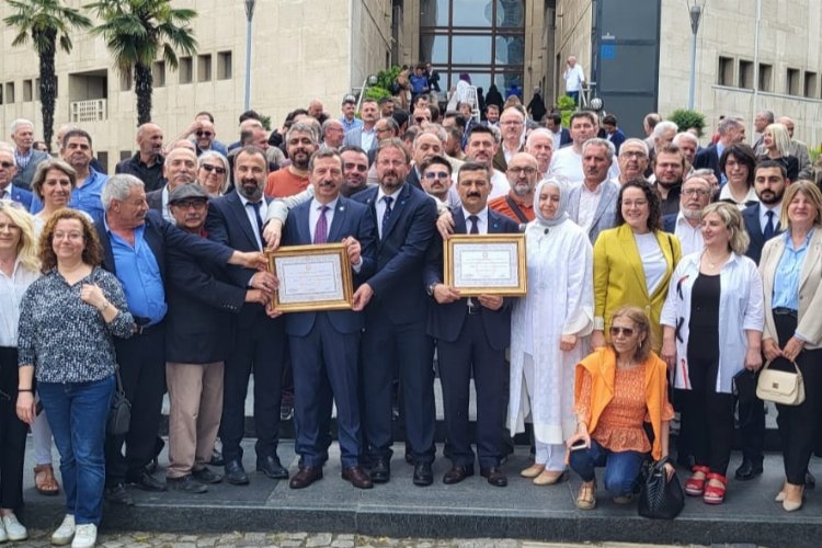 Bursa'da İYİ Partili vekiller mazbatalarını aldı