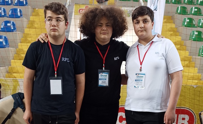 Liseliler yağmur suyundan elektrik üretti
