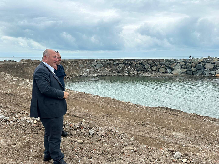 Çayeli Belediye Başkanı İsmail Hakkı Çiftçi, Sahil Dolgu Alanındaki Yeni Otopark ve Sosyal Tesis İnşaatını İnceledi