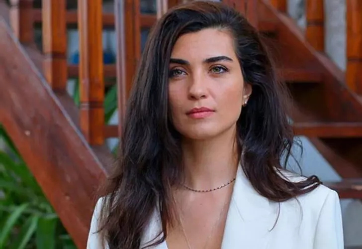 Oyuncu Tuba Büyüküstün'ün gözü yaşlı paylaşımı hayranlarını meraklandırdı! Tuba Büyüküstün neden ağlıyor?