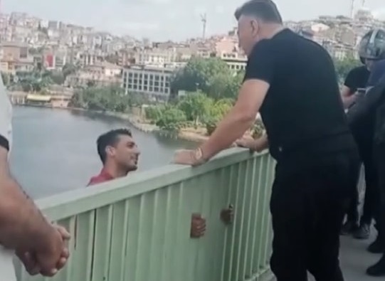 Haliç Köprüsü intiharı SON DAKİKA! Nuri Alço intihar girişiminde bulunan genci nasıl kurtardı?