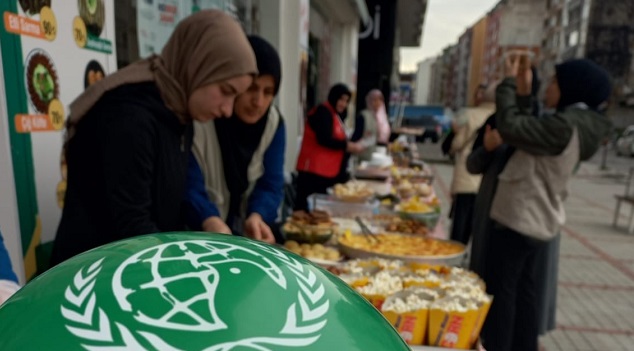 İnsani yardım Vakfı (İHH)Rize Kadın kolları katarakt hastaları için kermes düzenliyor.
