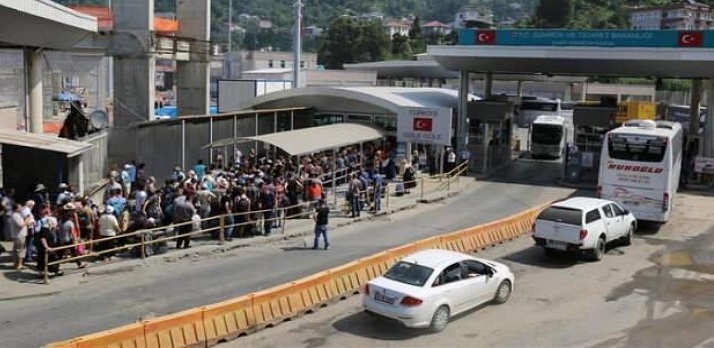 Sarp sınır kapısında bayram izdihamı