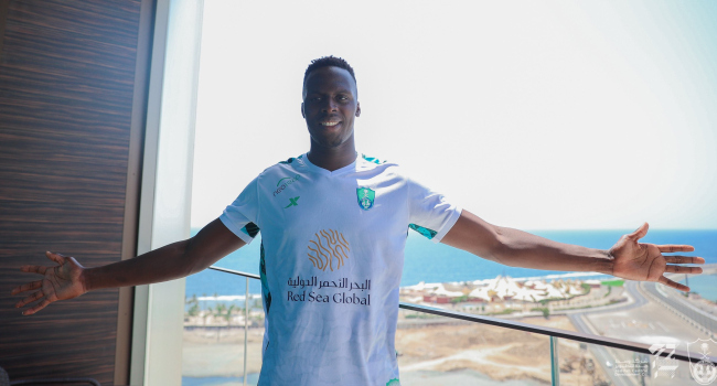Al-Ahli, kaleci Mendy'yi renklerine bağladı