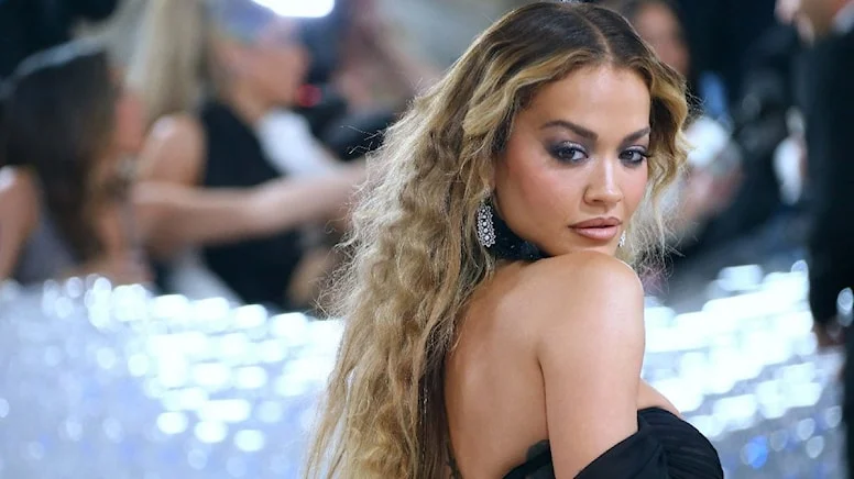 Ünlü şarkıcı Rita Ora’dan Instagram ve Twitter’a suçlama