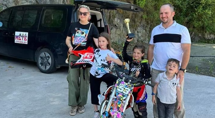 Motokrosçu  şampiyon küçük kız kardeşler memleketleri Rize'de 