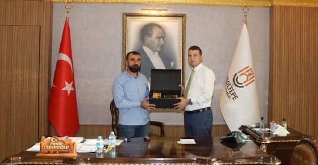 Rizespor Taraftarlar Derneği Başkanı Çınar Kızıltepe Kaymakamını Ziyaret Etti