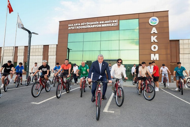 Sakarya'da genç sporcularına bisiklet ödülü