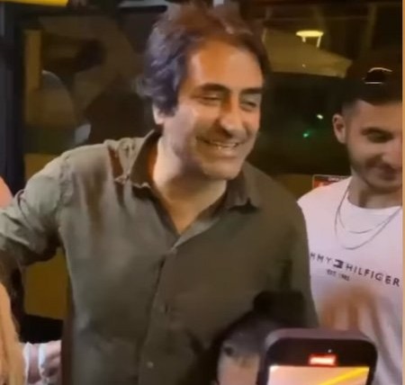 Mahsun Kırmızıgül Alaçatı’da taksi bulamayınca minibüse bindi
