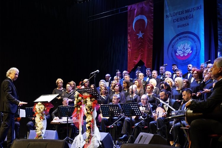Bursa'da 'Emel Sayın şarkıları' ile mest ettiler