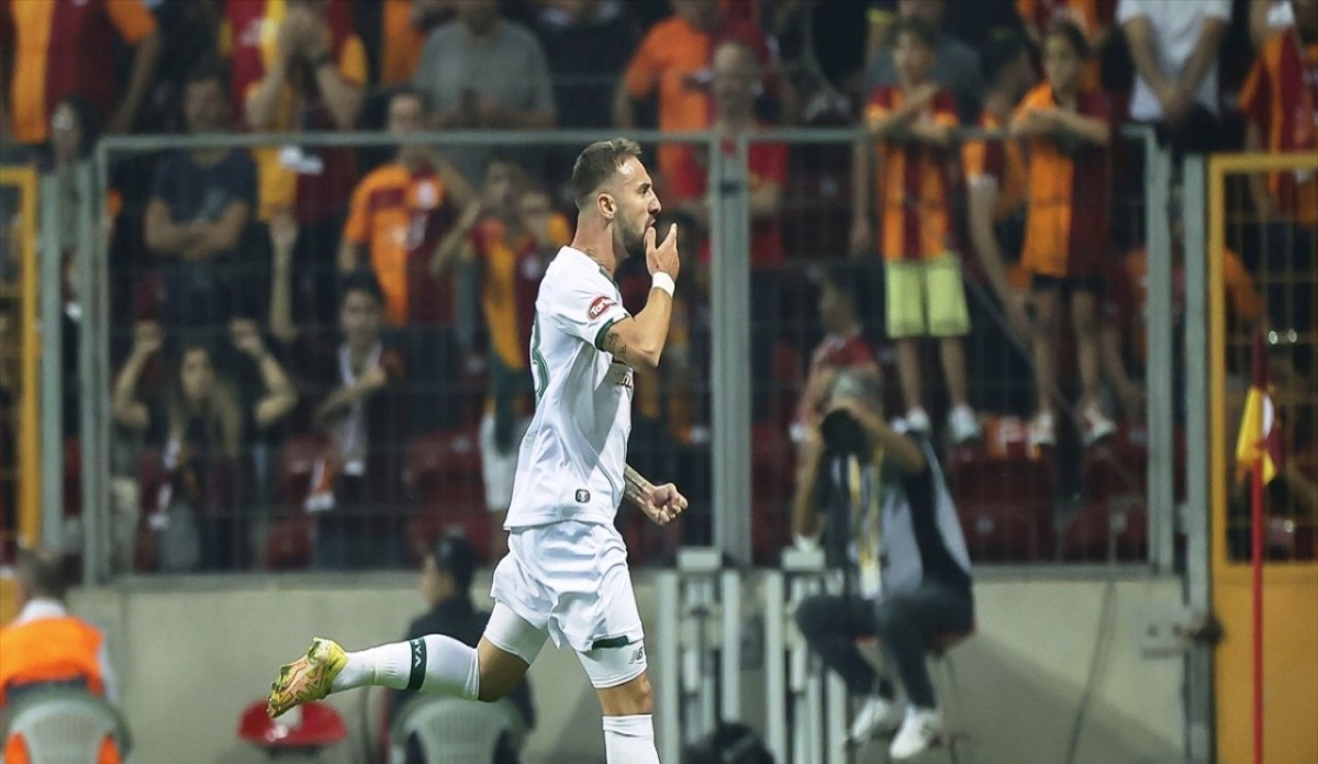 Endri Çekici Çaykur Rizespor'a Daha Yakın!