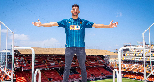 Cenk Özkacar, Valencia'nın vazgeçilmezi olmak istiyor