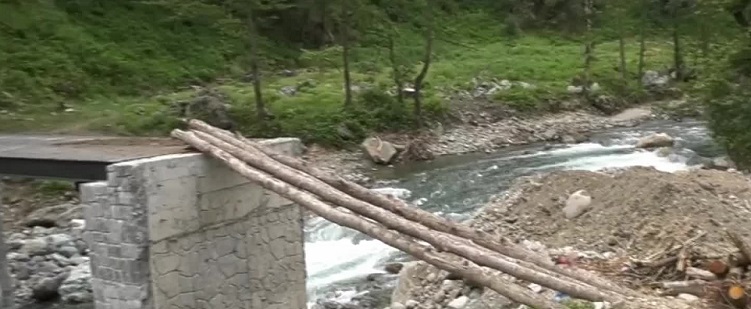 Rize’nin AKP’li Çamlıhemşin Belediyesi'nin Millet Bahçesi Yapmak İçin Zilkale Vadisinde Ağaç Kesimine Başlaması Tepki Çekti