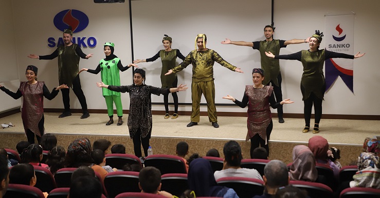 DEPREMDEN ETKİLENEN ÇOCUKLARA TİYATRO ETKİNLİĞİ DÜZENLENDİ