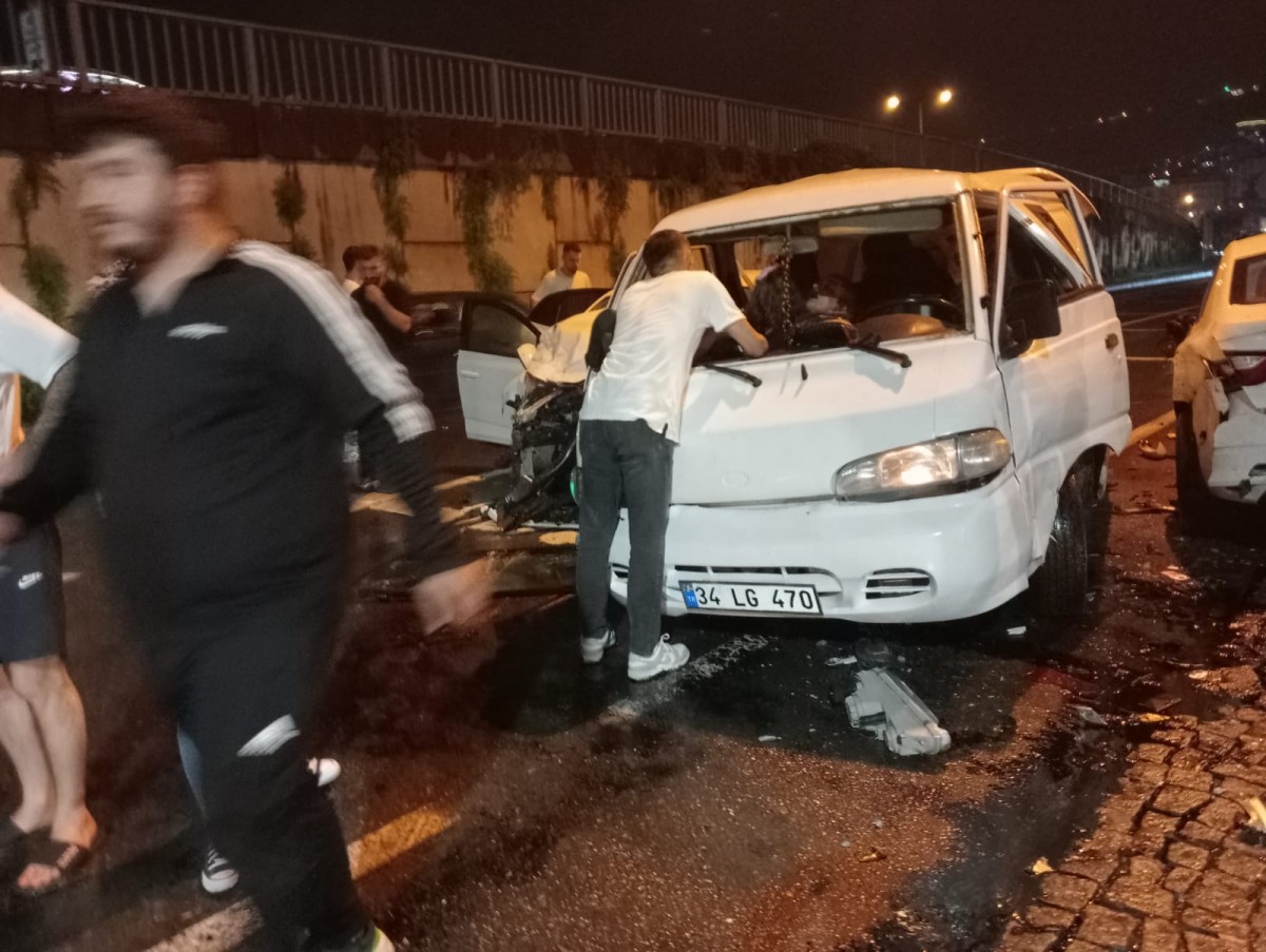 Rize’de Trafik Kazası! 3 Araç Birbirine Girdi Çok Sayıda Yaralı Var