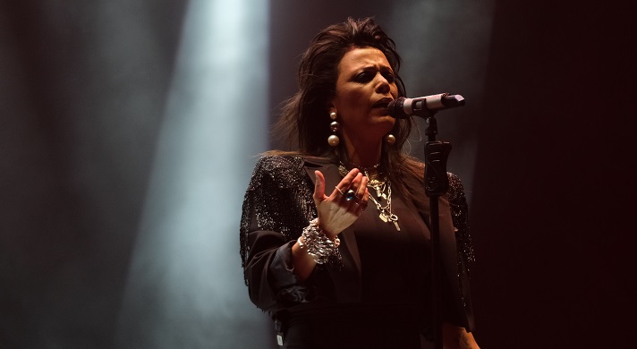 YASMİN LEVY’DEN KADIN SEYİRCİLERE KARANFİL