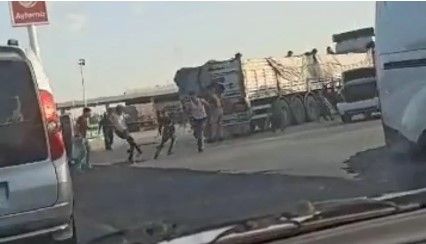 Vatandaş şaşırdı: Kamyon kasasından kaçak göçmen fışkırdı!