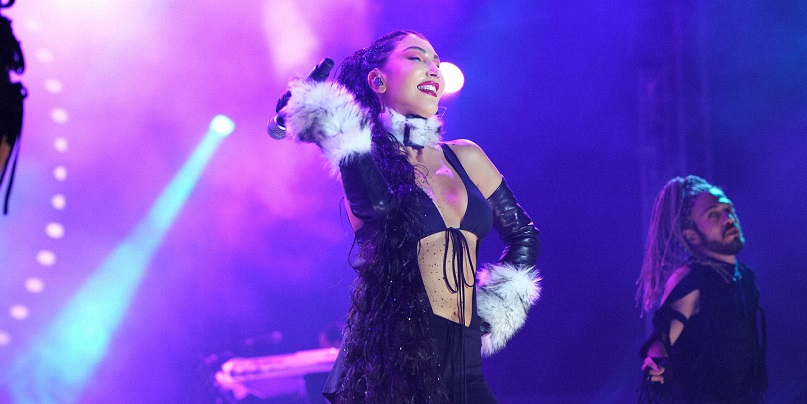 HANDE YENER SAHNE KOSTÜMÜYLE OLAY OLDU