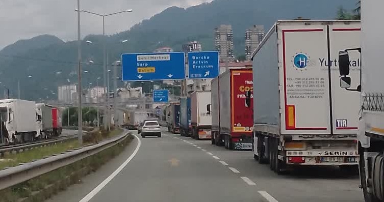 Sarp Sınır Kapısındaki Tır Kuyruğu Hopa’ya Kadar Dayandı