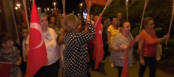 Rize’nin Bozkale Köyünde 30 Ağustos Zafer Bayramı Meşaleli Yürüyüşle Kutlandı