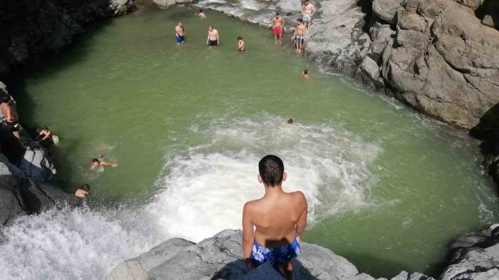 Rize’de Sıcaktan Bunalanlar Soluğu Katarahte Şelalesi’nde Alıyor