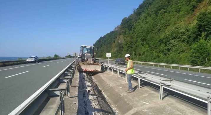 Rize-Artvin havalimanı yolunun ışıklandırma çalışması  başladı 
