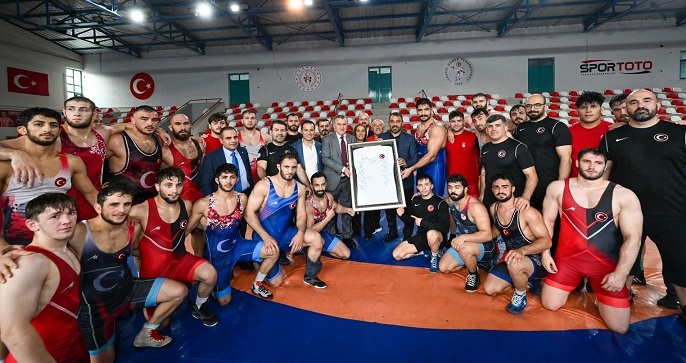 Gençlik ve Spor Bakanı Osman Aşkın Bak ’tan Güreş Kampına Ziyaret