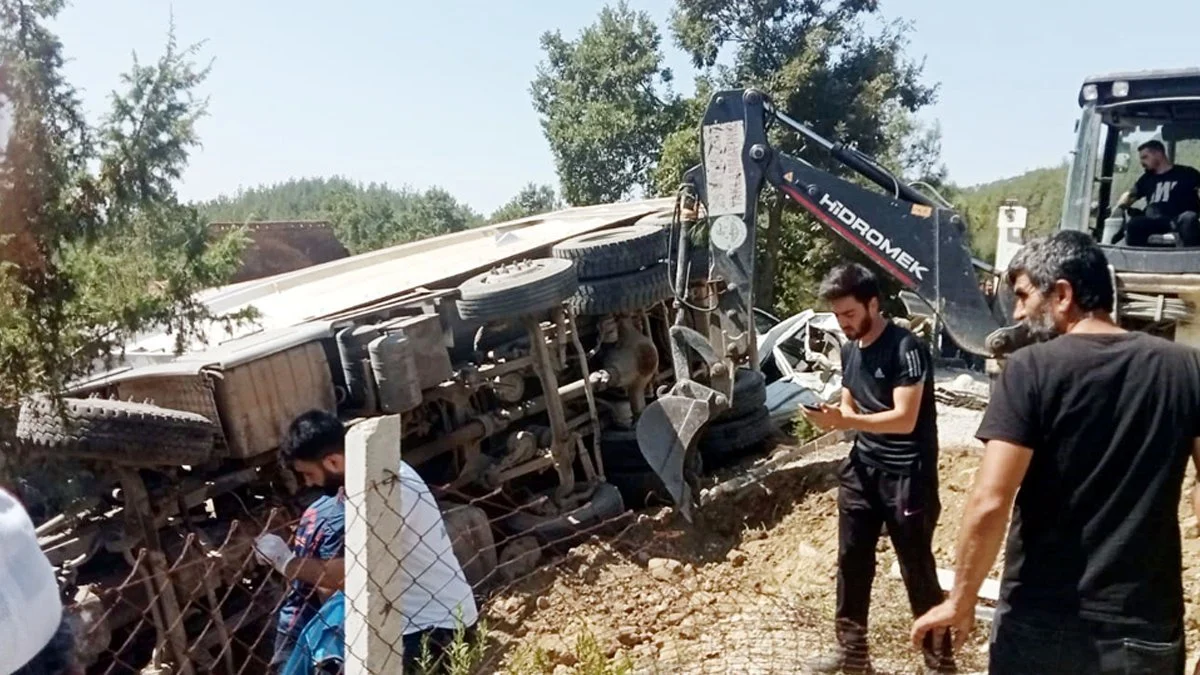 Kahramanmaraş'ta kamyon dehşeti: Cenaze namazı kılanların arasına daldı