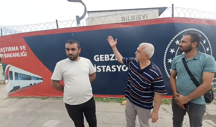 Kocaelili Gençler alay ediyor, “Aşkımız Gebze-Darıca Metro inşaatı gibi olsun, hiç bitmesin” diyor