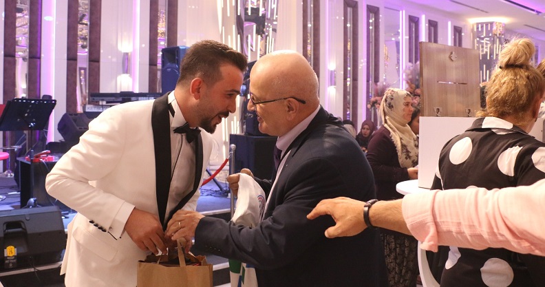 Bakoğlu Evlenen Nevşehirli Çifte Çaykur Rizespor Forması ve Çaykur Çayı hediye Etti