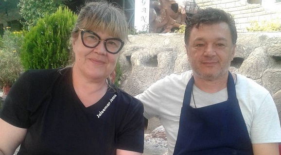 MİLYONLAR ONLARA, ONLAR USTANIN KOKOREÇİNE HAYRAN