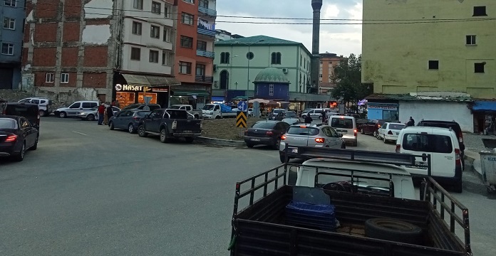 Rize'de Trafik Sıkışıklığına Neden Olan Çift Sıra Parklı Kavşak
