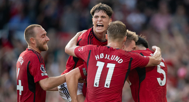 Manchester United, 3 puanı uzatmalarda attığı 2 golle kaptı