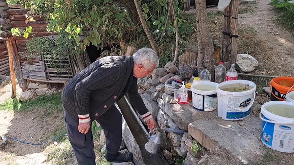 Artvin'de Boşaltılan Bağlık Mahallesine 38 Yıl Sonra Geri Dönen Cafer Balcı Tek Başına Yaşamaya Çalışıyor