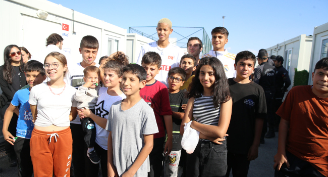 Vargas, Malatya'da depremzedelerle buluştu