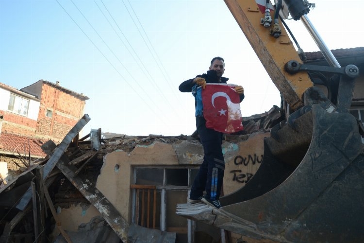 Bursa Osmangazi'deki yıkımda bayrak hassasiyeti