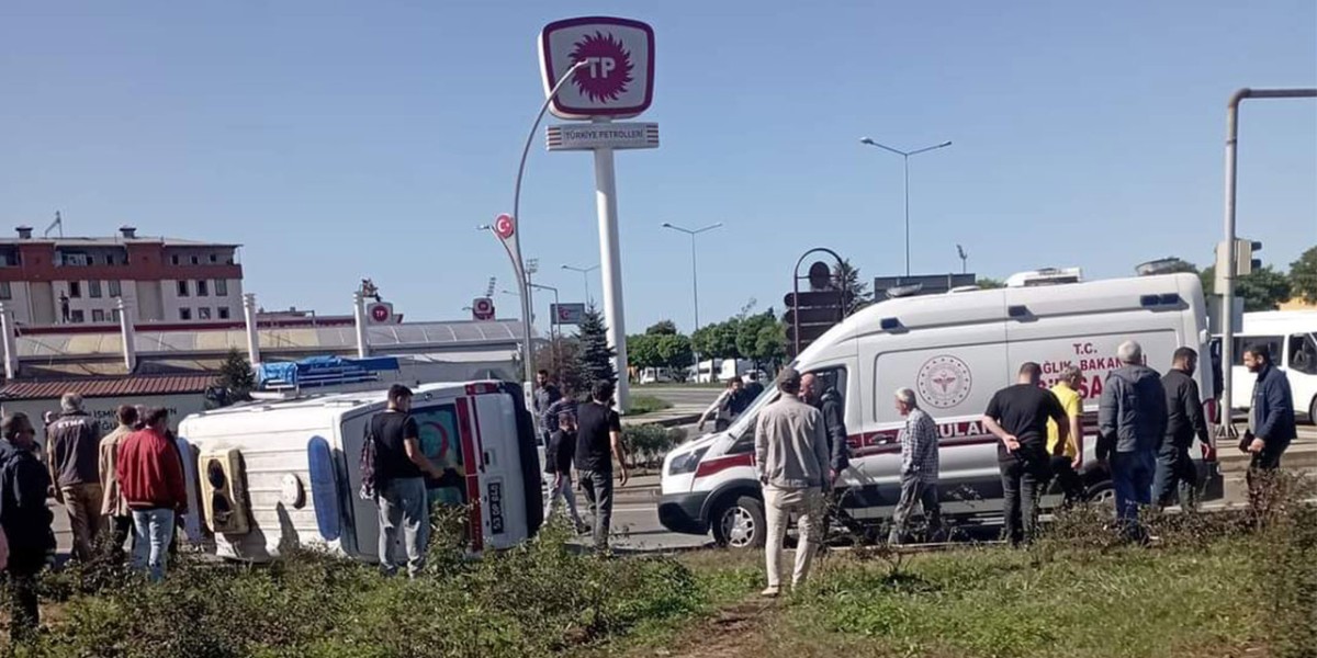  Rize'de ambulansın devrildiği kazada 2 kişi yaralandı