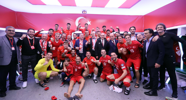 A Milli Futbol Takımı'ndan zafer pozu